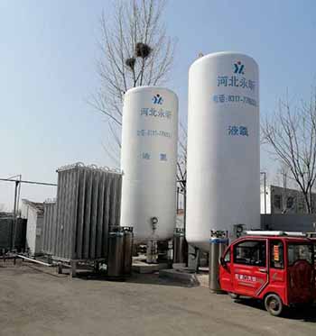 低溫液體儲(chǔ)罐安裝現(xiàn)場(chǎng)